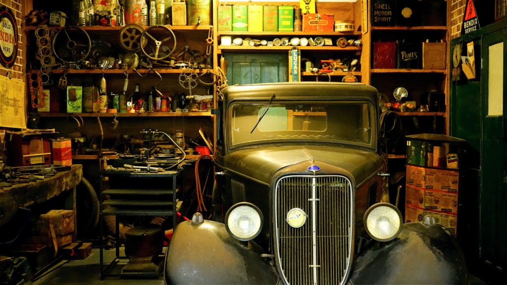 ideas de renovación de garaje: almacén y taller con autos antiguos