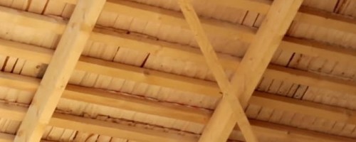 techo de madera fotografiado desde abajo