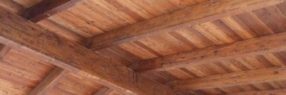 Foto de techo de madera pulida desde abajo 