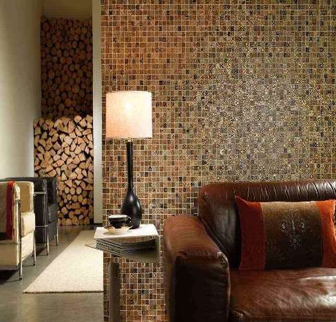 Una sala de estar con un mosaico en la pared.