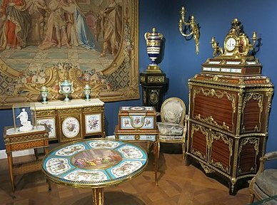 del mobiliario estilo Luis XVI.