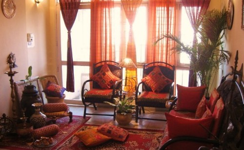 Una sala de estar de estilo indio.