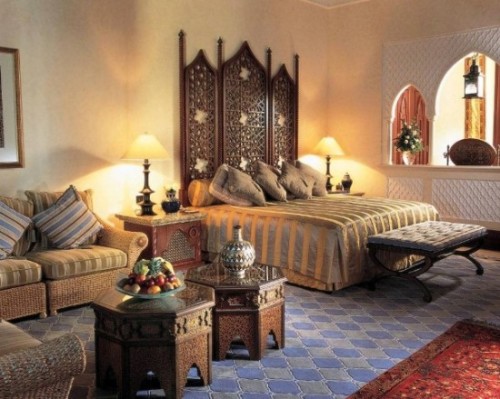 Un dormitorio de estilo indio.