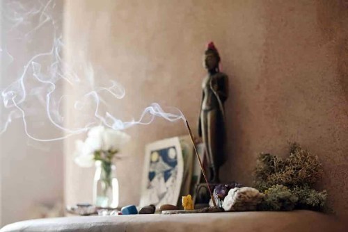 Un altar étnico para una casa con Buda
