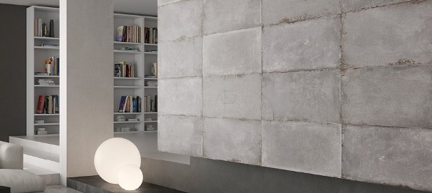 Una sala de estar con una pared de efecto cemento.