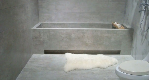 Un baño con paredes efecto cemento.