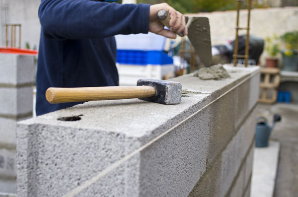 construir una pared de bloques de cemento