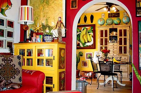 Interior de una casa de estilo mexicano.