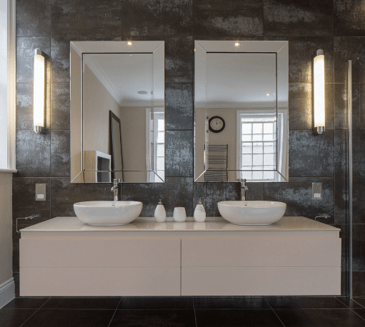 Espejos de baño con marco de acero.