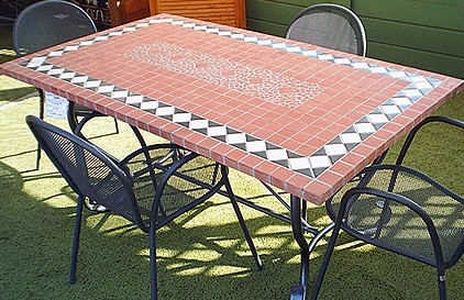 La mesa de centro en un jardín mediterráneo 