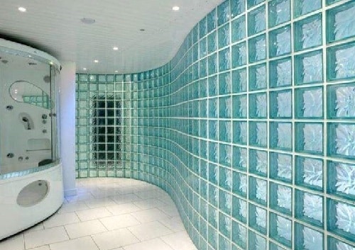 Ladrillo de vidrio en la pared del baño