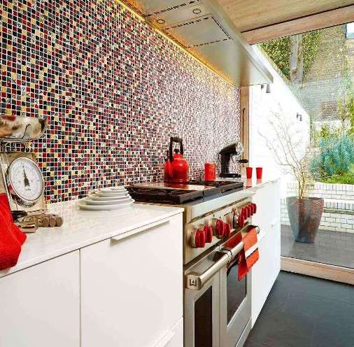 Una cocina con un mosaico en la pared.